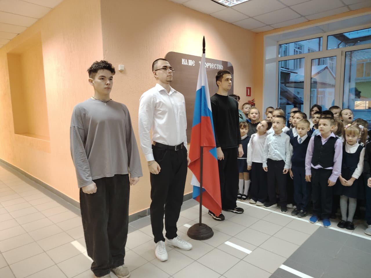 Торжественная линейка в начальной школе Торжественная линейка в начальной школе.