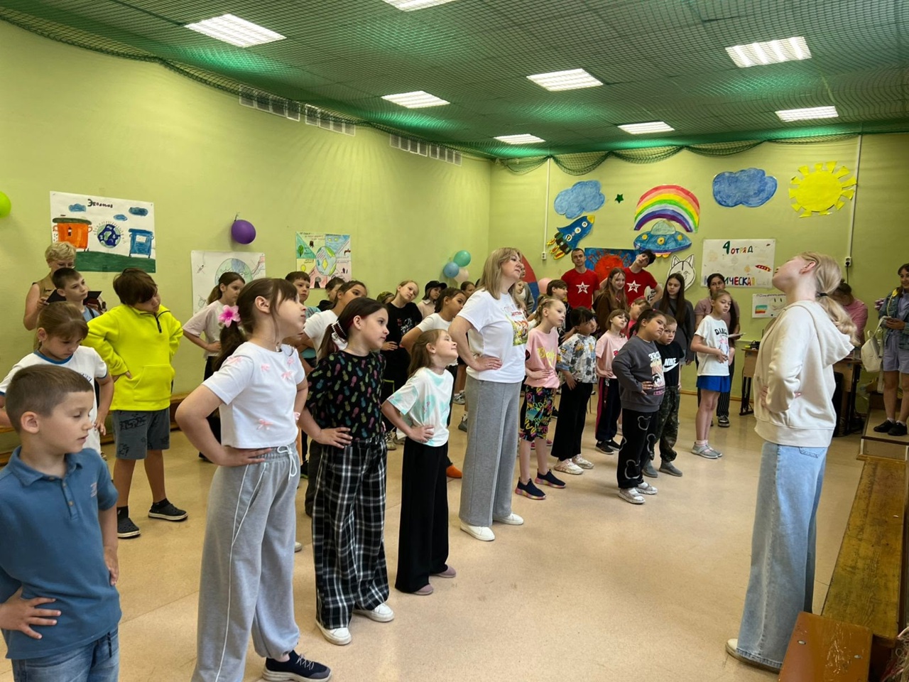 Пришкольный лагерь. Зарядка с директором Пришкольный лагерь. Зарядка с директором.