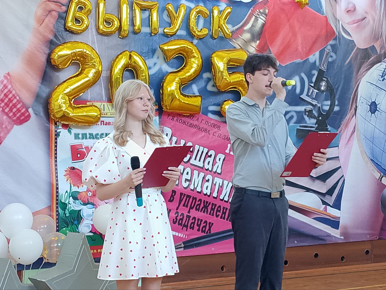 Вручение аттестатов в 9-х классах Вручение аттестатов в 9-х классах.