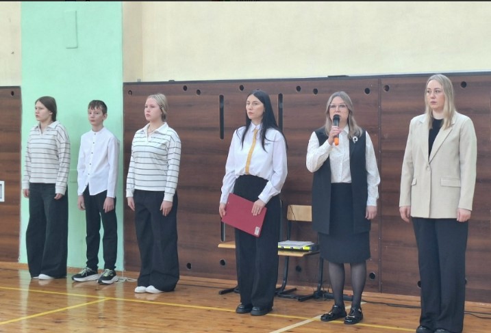 В Моряковской средней школе прошла торжественная линейка.