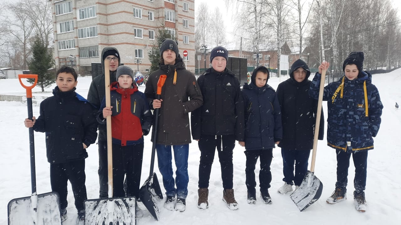 Уборка обелиска Славы Уборка обелиска Славы.